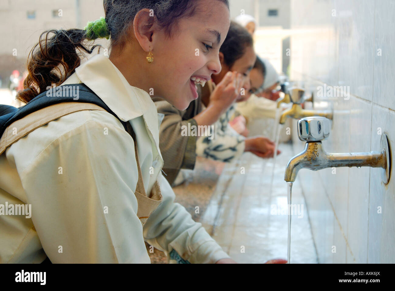 Omar Ibn Khattab scuola primaria è che beneficiano di un progetto per reti idriche e fognarie Foto Stock