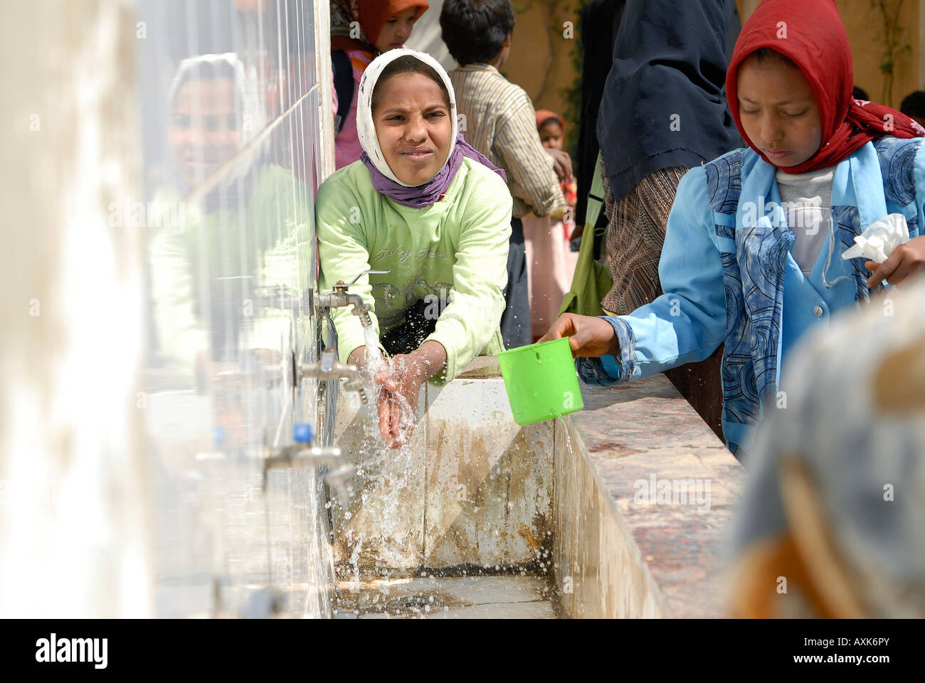 El Zarazra scuola elementare è che beneficiano di un progetto per reti idriche e fognarie Foto Stock
