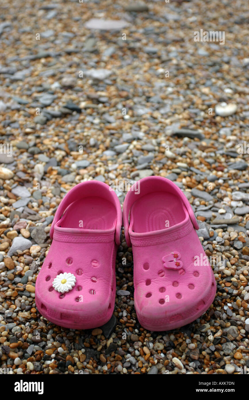 La ragazza rosa crocs Foto Stock