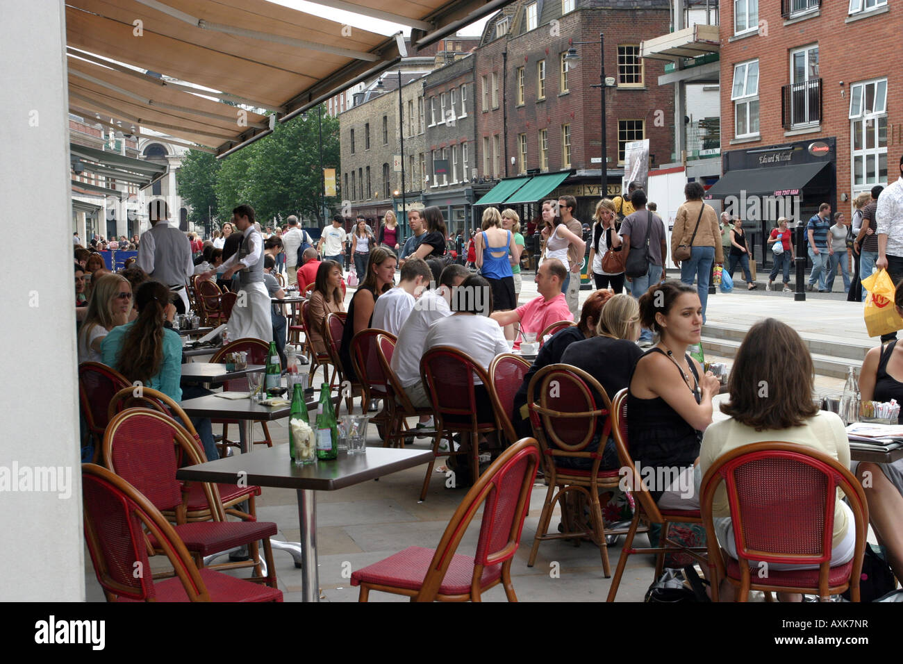 Cafè Bar alla moda, Spitalfields Market, East London Foto Stock