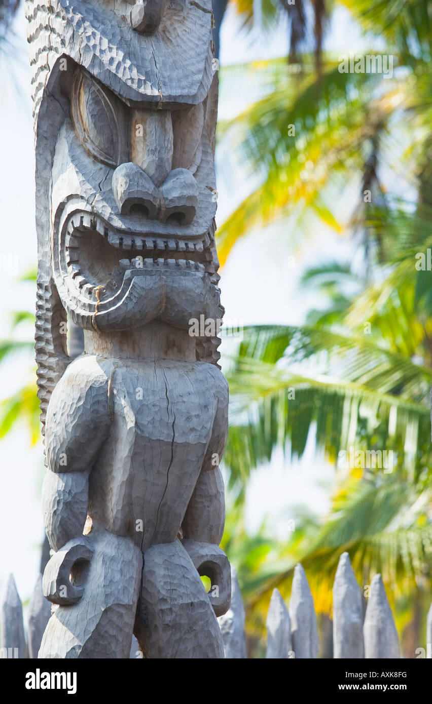 Un Ki io immagini di legno custode a Hale o Keawe a Pu'uhonua o Honaunau National Historical Park Foto Stock