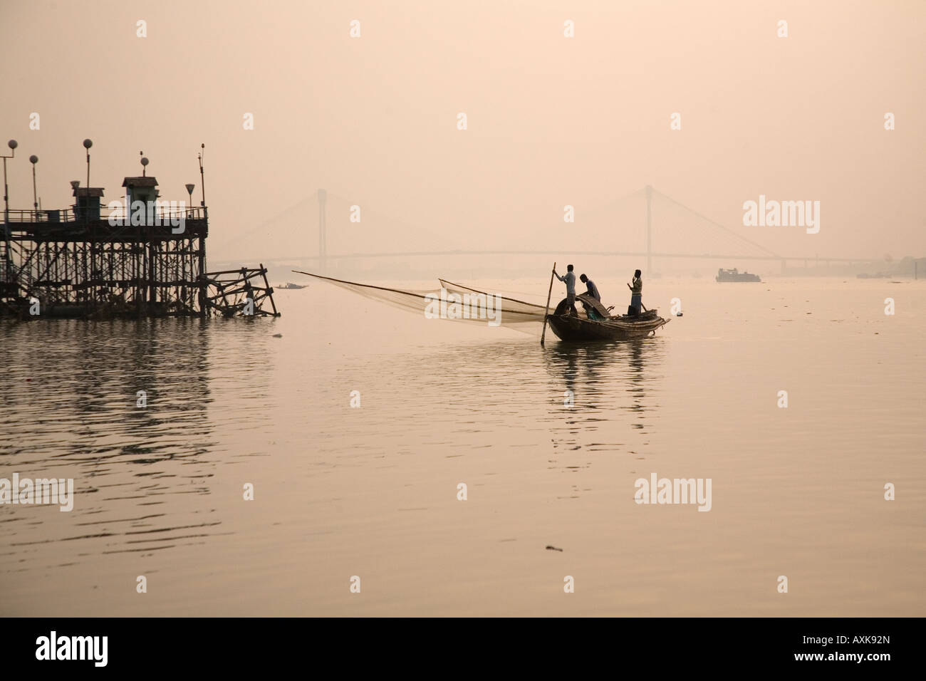 I pescatori sono attivi sul Fiume Hooghly in Kolkata. Foto Stock