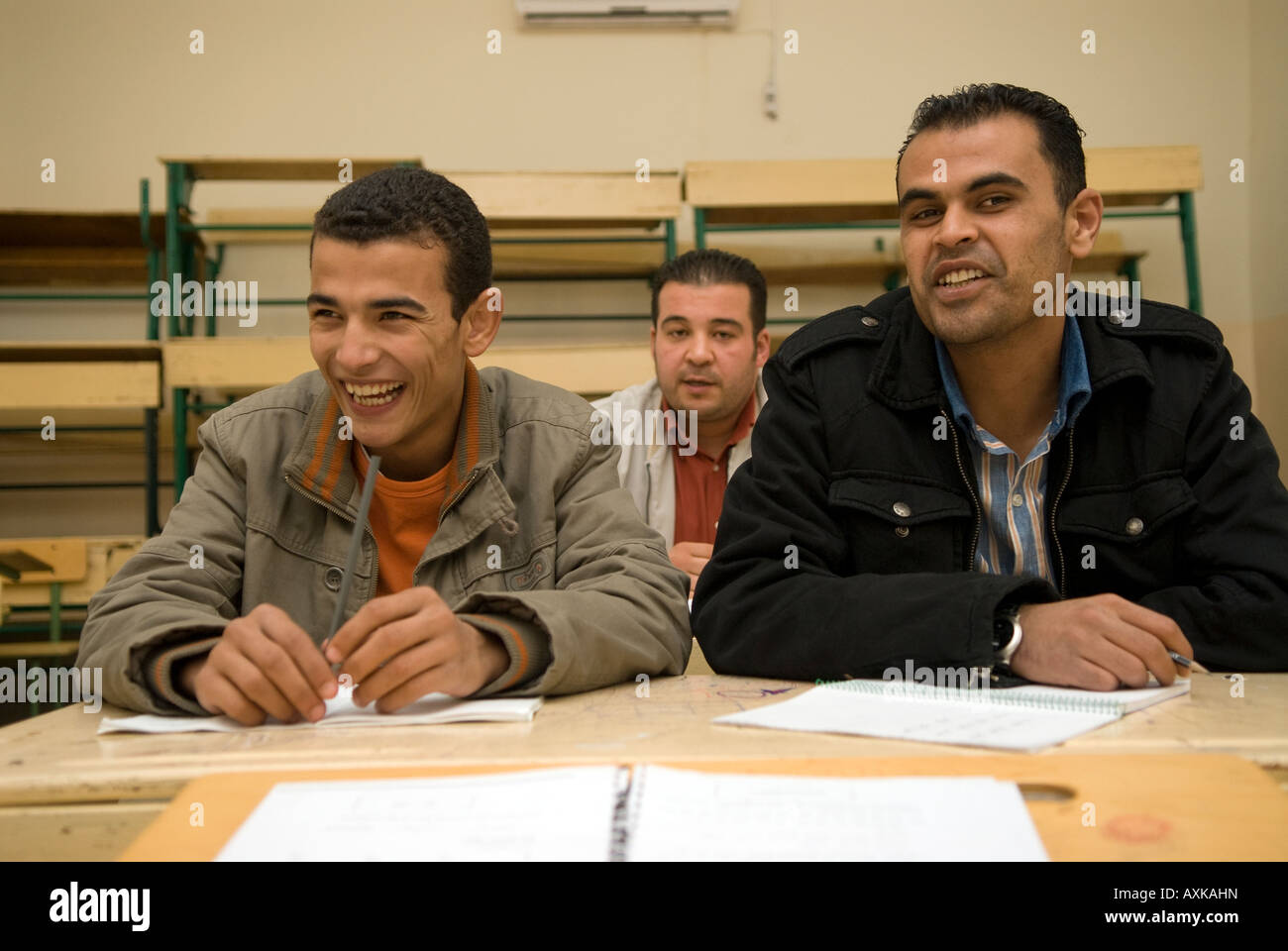 Educazione degli adulti gli studenti a islamica di arti e mestieri Scuola, Tripoli, Libia. Foto Stock