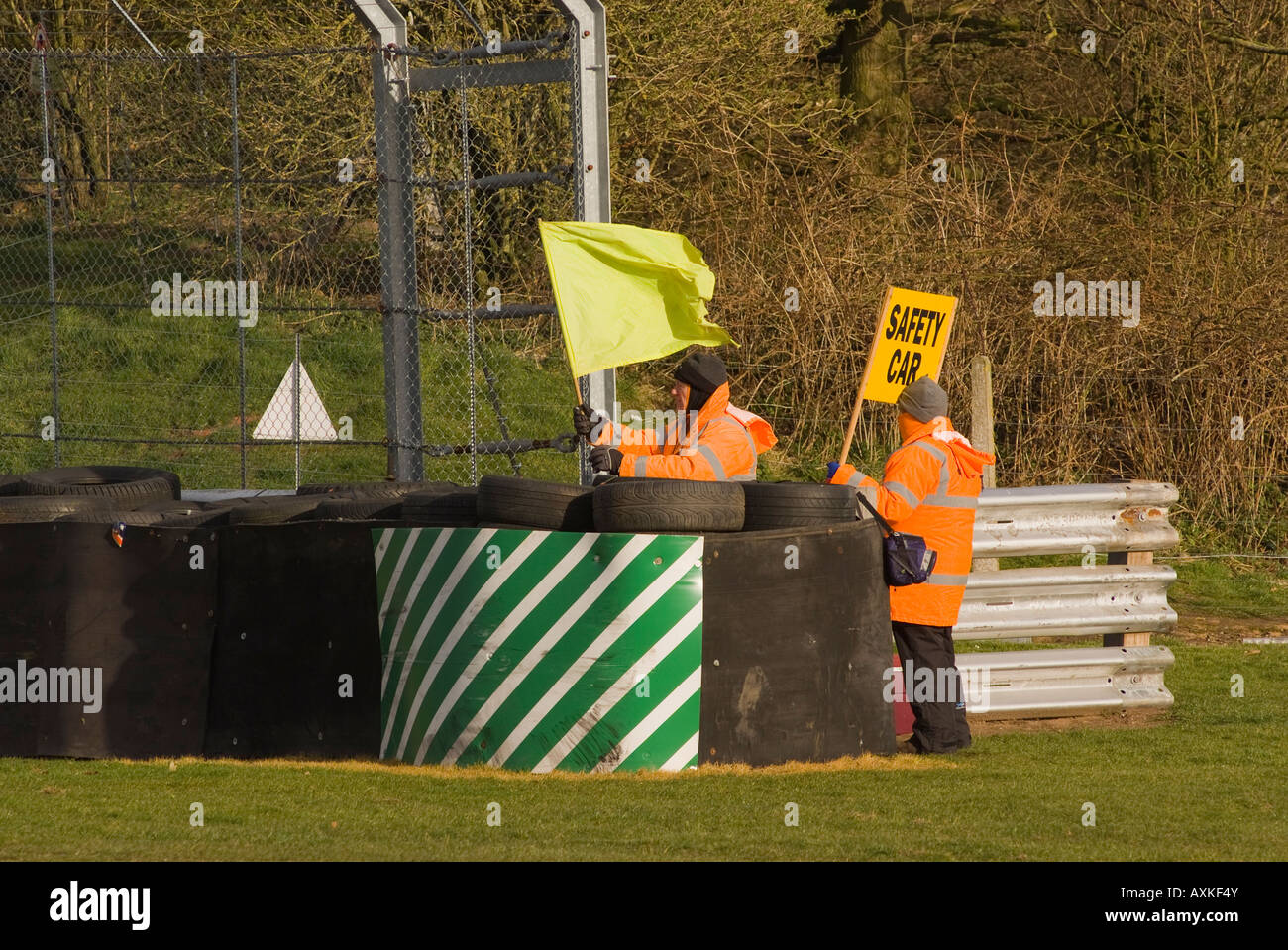 Il Marshalls Wave bandiera gialla e tenere fuori scheda di sicurezza bordo durante la gara di Oulton Park Motor Race Track Cheshire England Regno Unito Foto Stock