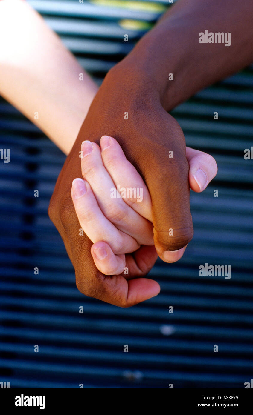 Interracial giovane tenendo le mani. Foto Stock