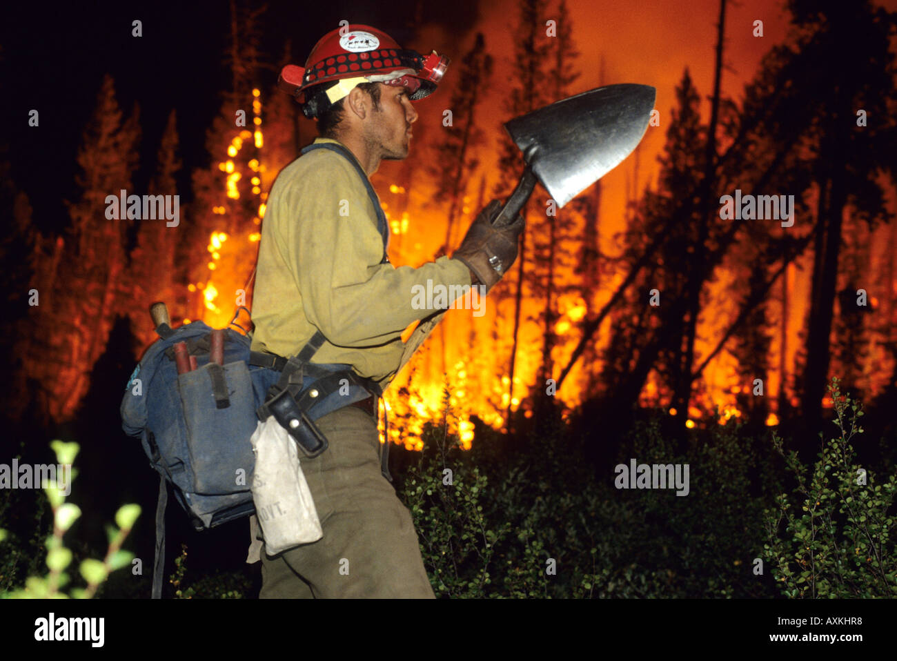 Un vigile del fuoco al lavoro per mettere fuori della Cub Creek forest fire vicino Lowman Idaho Foto Stock