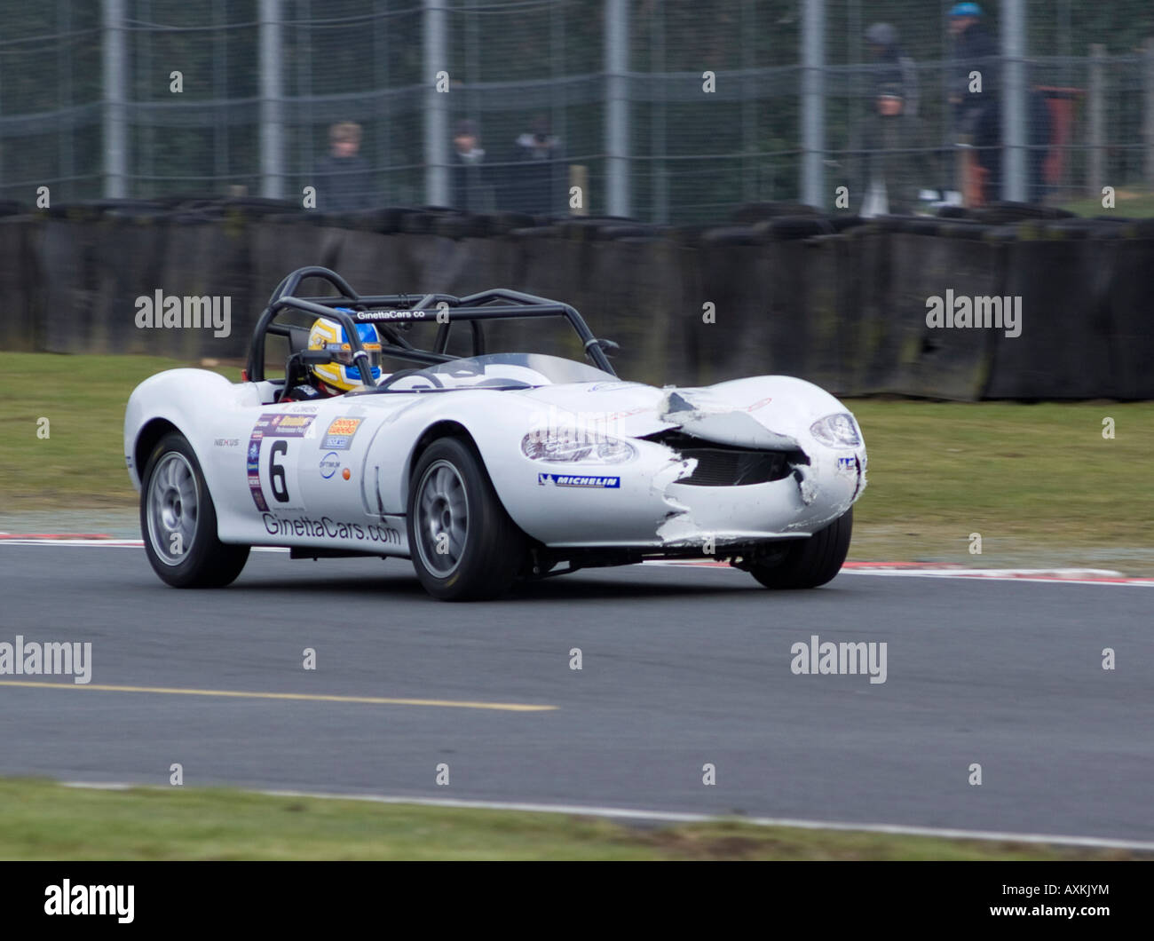 Danneggiato la Ginetta G20 Pozzetto aperto Sports Racing Car ad Oulton Park motore circuito di gara Cheshire England Regno Unito Foto Stock