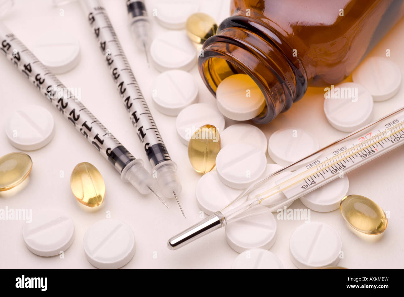 La cattiva salute medicina siringhe da insulina per il diabete e pillole, compresse, in vetro marrone bottiglia di medicina un termometro Foto Stock