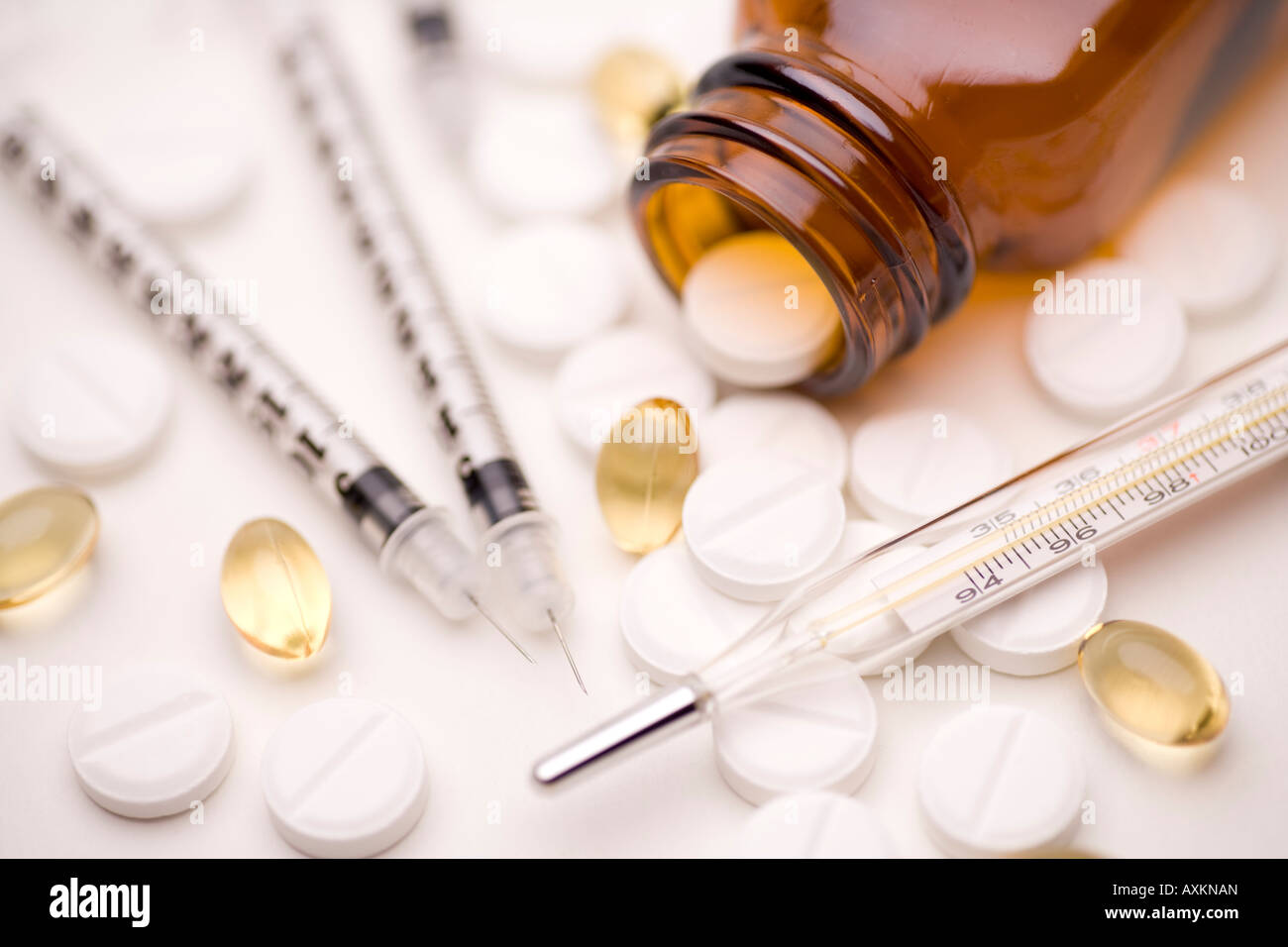 La cattiva salute medicina siringhe da insulina per il diabete e pillole, compresse, in vetro marrone bottiglia di medicina un termometro Foto Stock