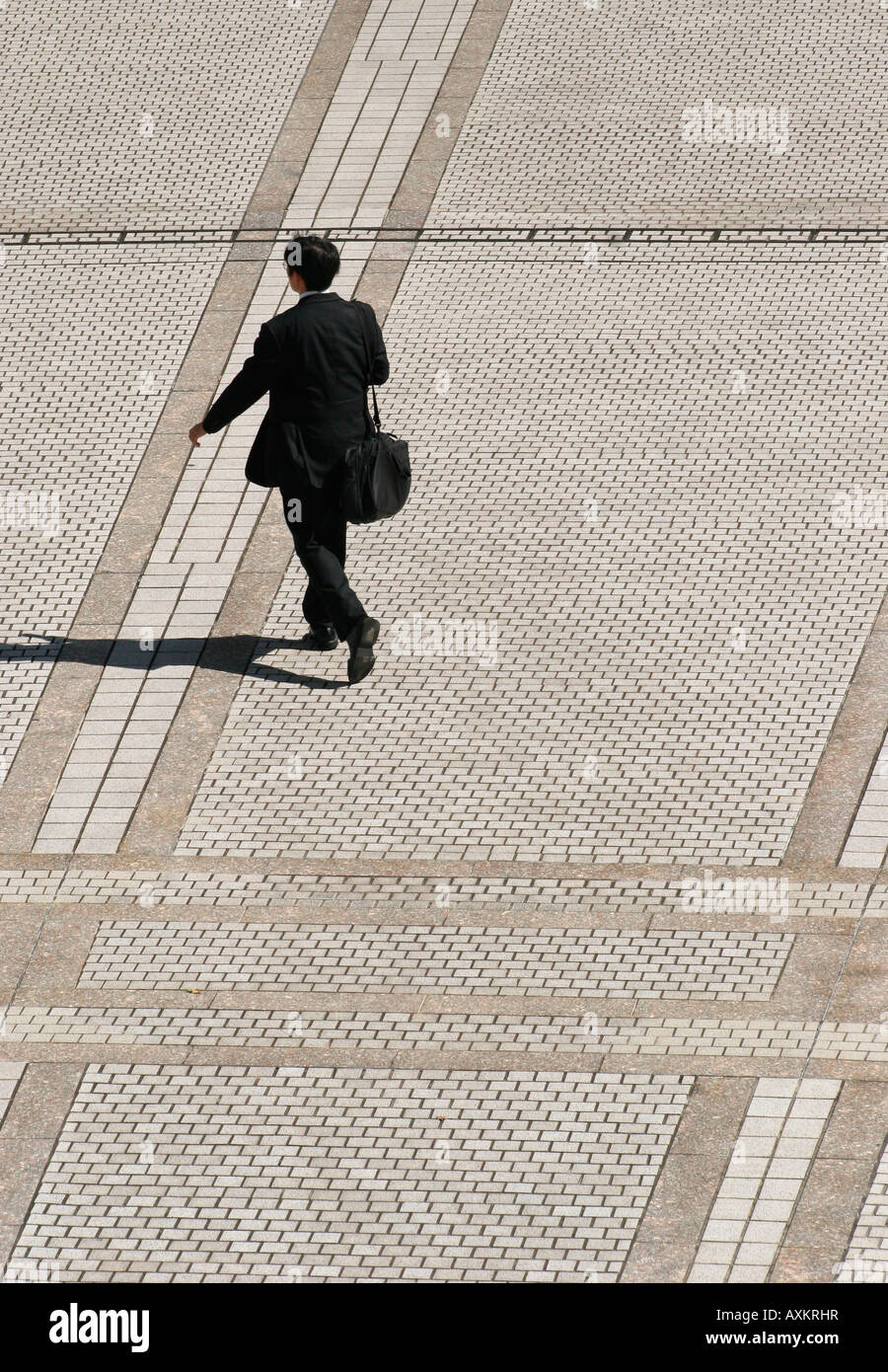 Persona al di fuori del governo di Tokyo Metropolitan complesso edilizio in Shinjuku Tokyo Giappone Foto Stock