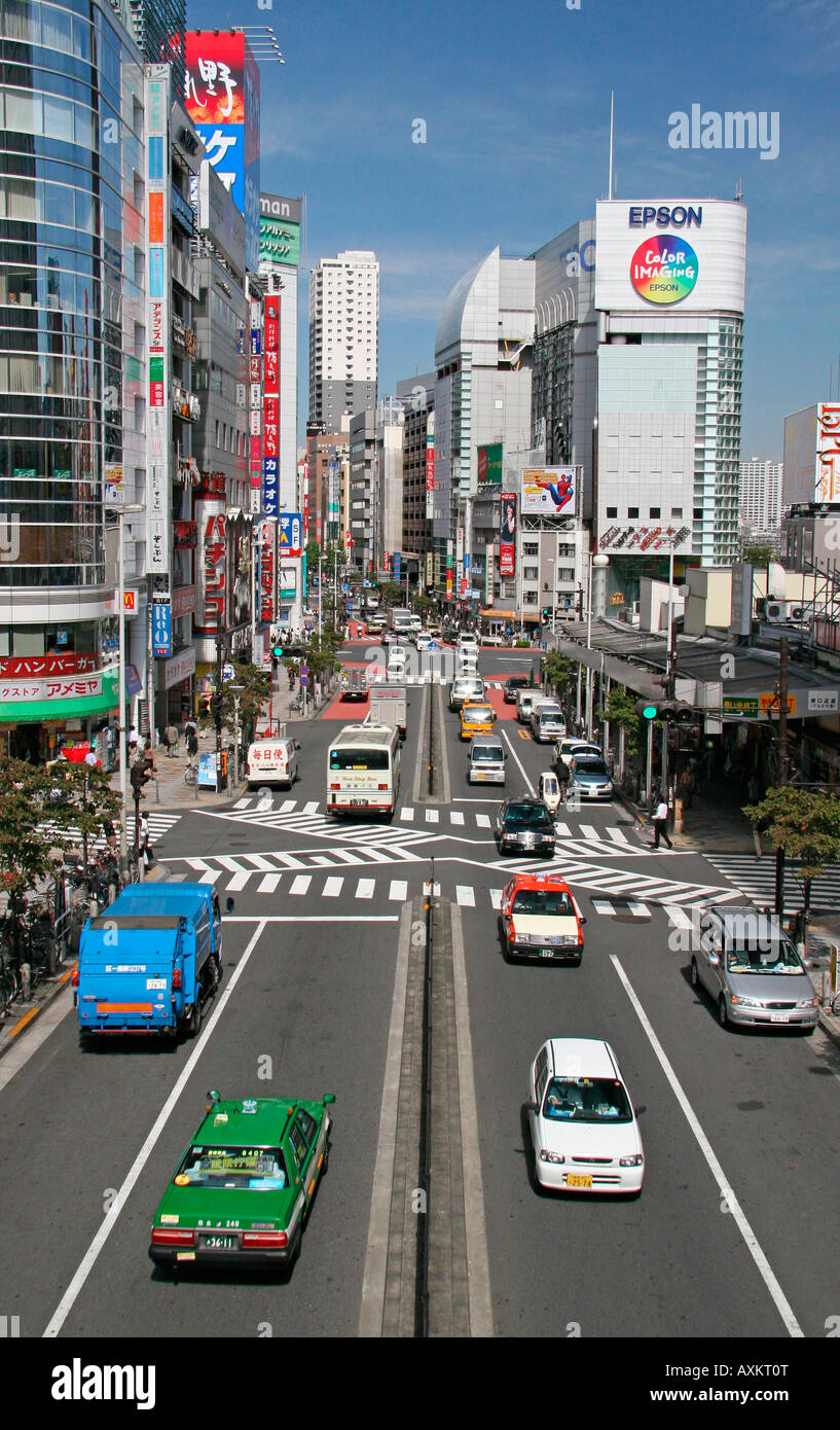 Shinjuku, strada trafficata e traffico, Tokyo, Giappone Foto Stock
