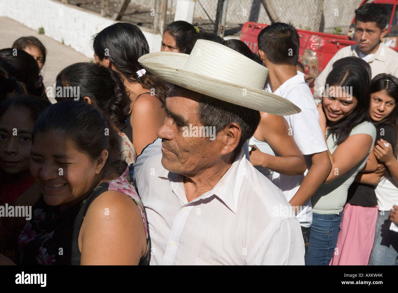 Gli abitanti di un villaggio di rivestimento fino a pagare bollette elettriche Chiltiupan El Salvador Foto Stock
