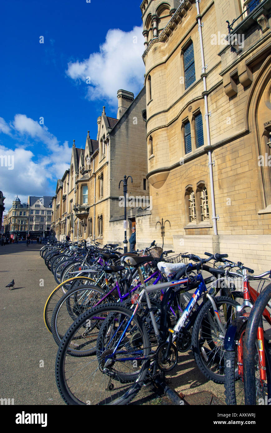 Le biciclette parcheggiate fuori Balliol College, Broad Street, Oxford, Inghilterra Foto Stock