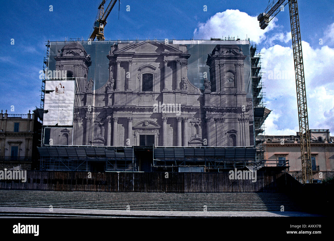 Sicilia, Cattedrale di Noto, San Nicolo o Corrado Gonfaloiere, essendo ripristinato dietro la grande immagine della sua parte anteriore Foto Stock