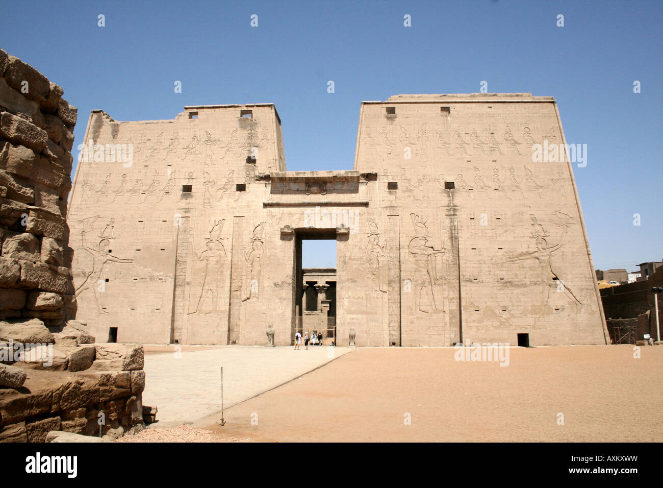 Il Tempio di Edfu di Horus - Tempio [Anteriore Edfu, Egitto, Stati arabi, Africa] . Foto Stock