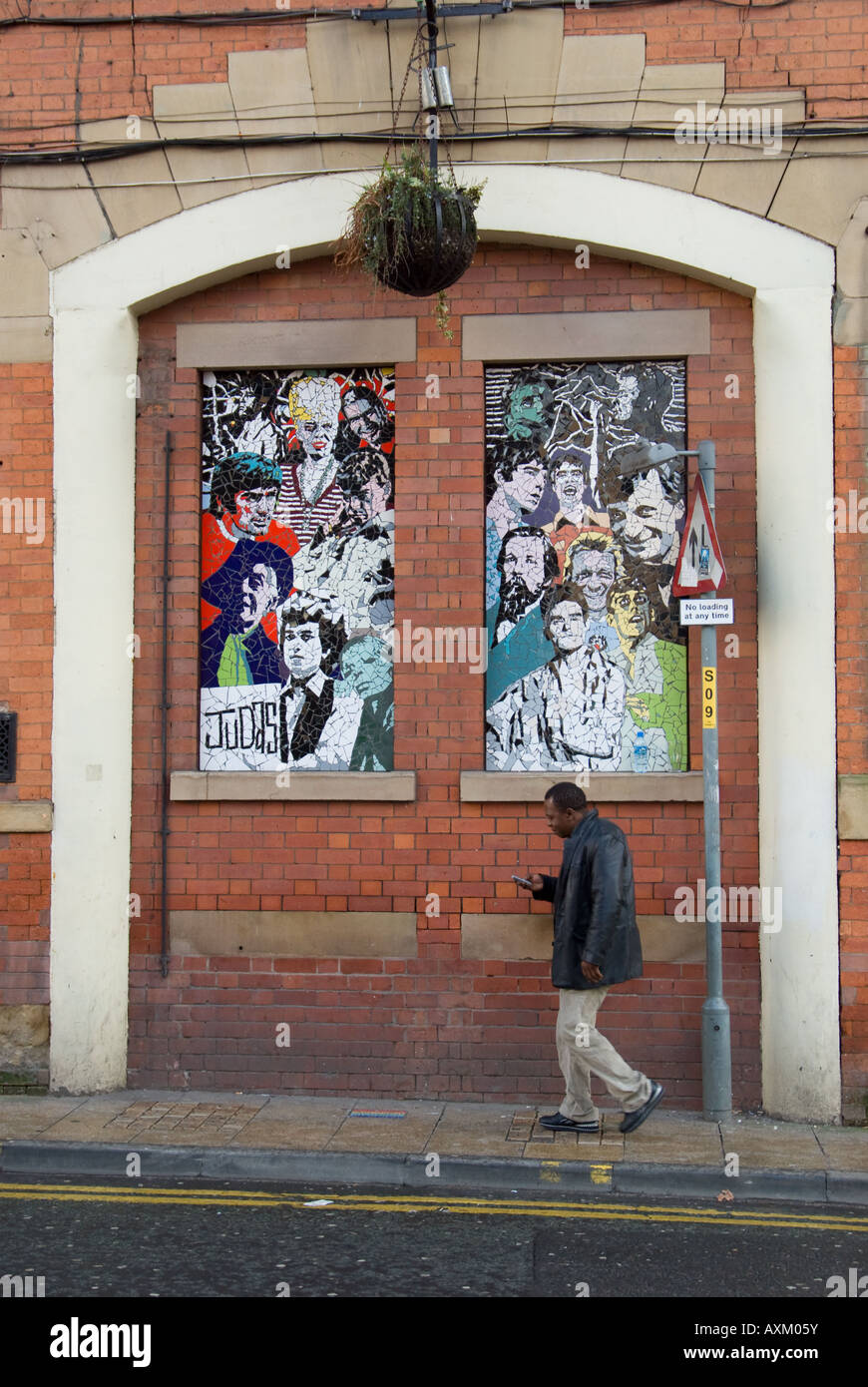 Uomo che cammina passato Palazzo Affleck Manchester Foto Stock