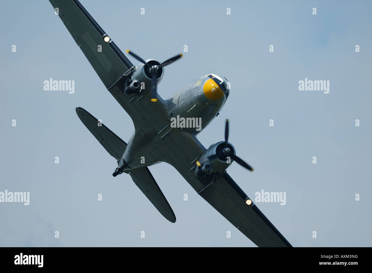 Il vecchio aereo Douglas DC-3 Dakota (C-47) in volo durante un annata francese air show in La Ferte Alais Foto Stock