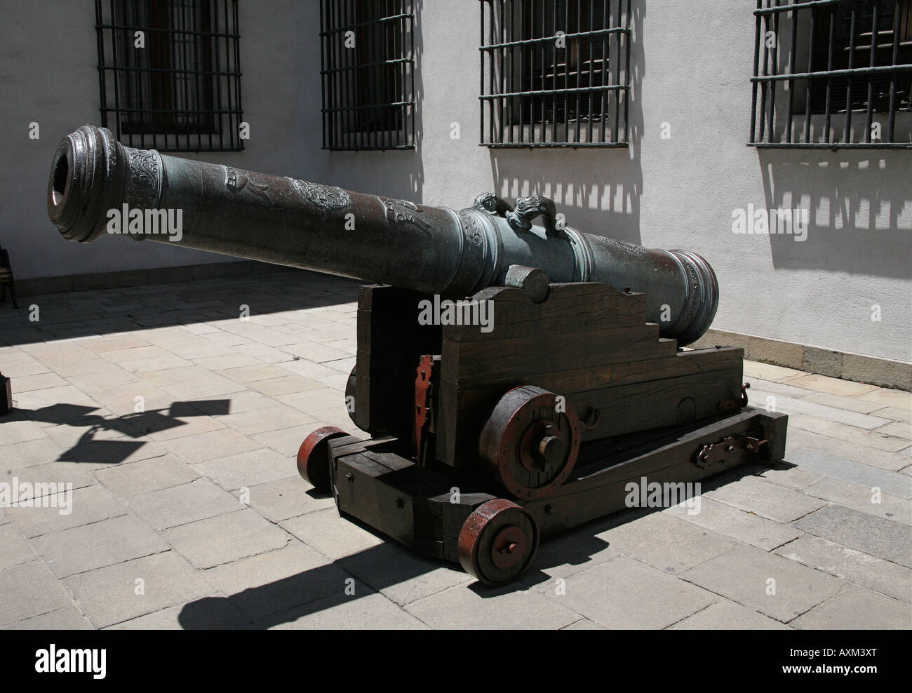 Il vecchio cannone si trova in posizione di riposo Foto Stock