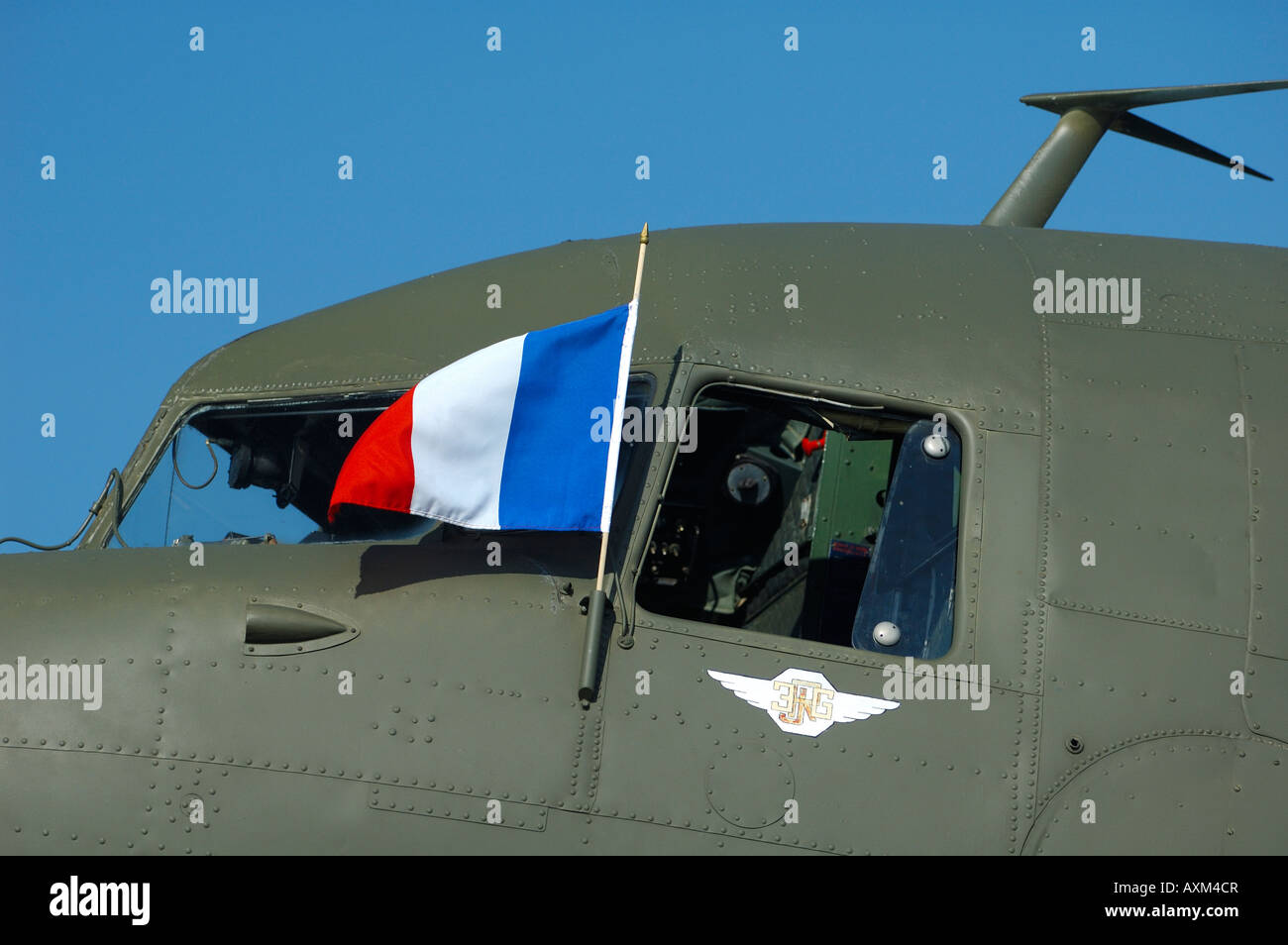 Il vecchio aereo Douglas DC-3 Dakota (C-47) con una bandiera francese sul cockpit durante un annata francese air show in La Ferte Alais Foto Stock