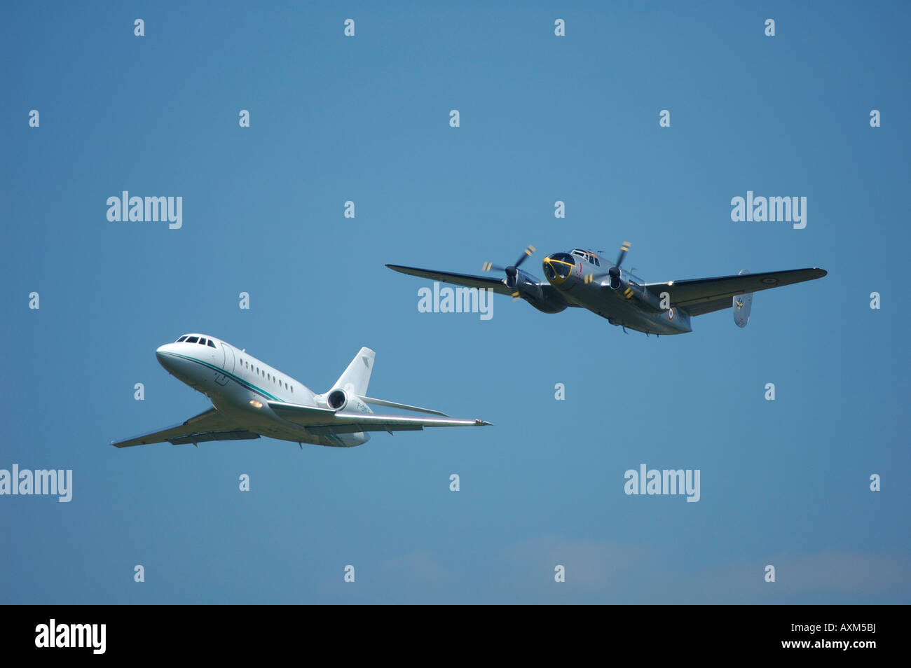 Moderna sinistra Dassault Aviation business jet Falcon 2000 e a destra il vecchio Marcel Dassault MD 311 Flamand twin piano motori Foto Stock
