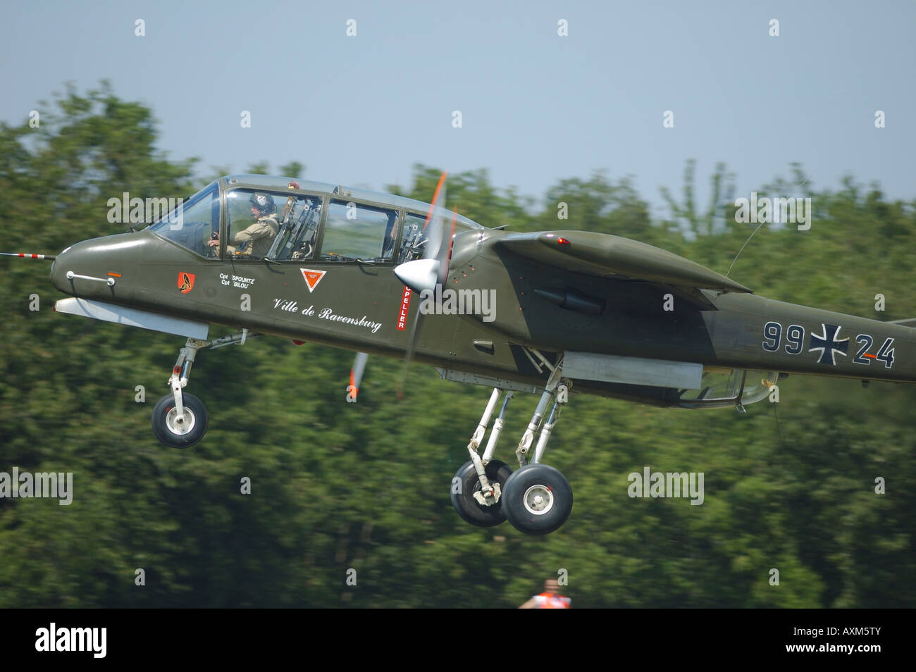 La North American Aviation Rockwell OV-10 Bronco della Luftwaffe tedesca Air Force, vintage francese air show, La Ferte Alais, Francia Foto Stock