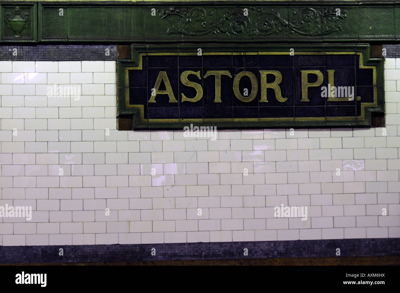 Piastrelle a muro e il mosaico nameplace Astor Place Stazione della metropolitana numero 6 la linea New York City Transit Authority Stazione della Metropolitana Foto Stock
