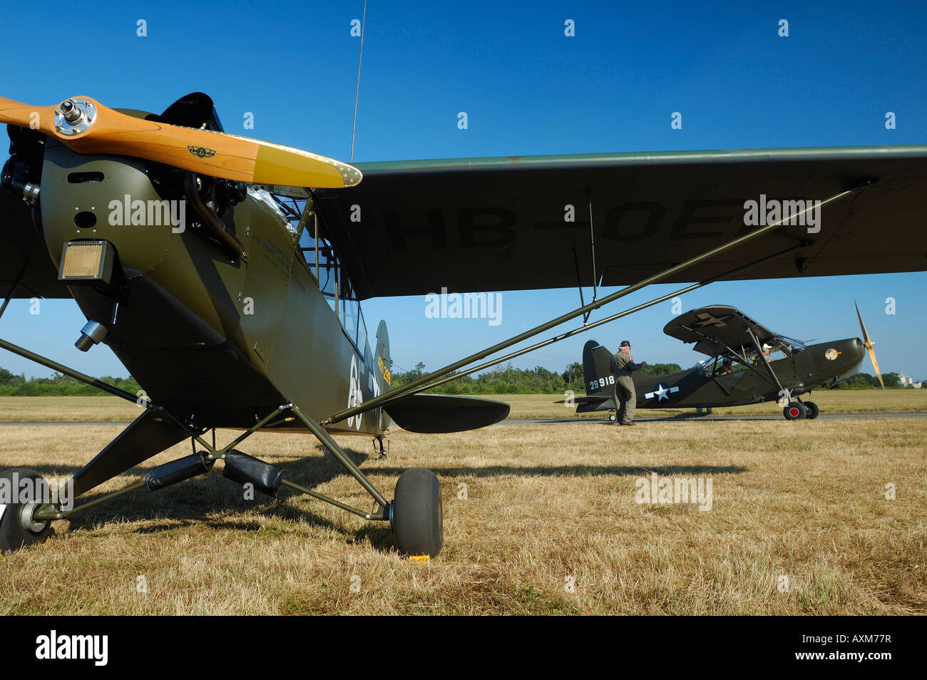 A sinistra di Piper J-3 Cub (L-4)e a destra un Stinson L-5 Sentinel. Questi 2 velivoli sono stati utilizzati durante la seconda guerra mondiale in Europa Foto Stock