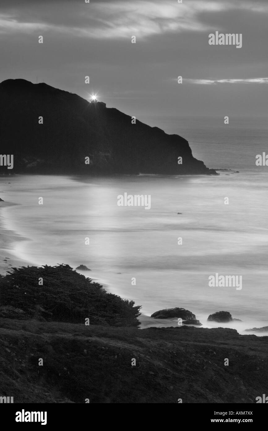 Il punto Sur Lighthouse dopo il tramonto a Big Sur in California che domina il pacifico Foto Stock