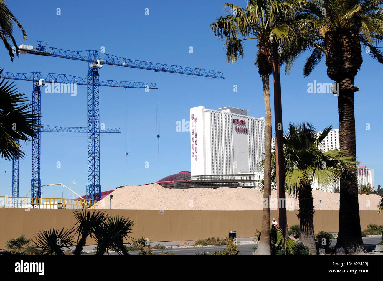 Las Vegas vecchia e nuova costruzione di gru e un vecchio hotel Foto Stock