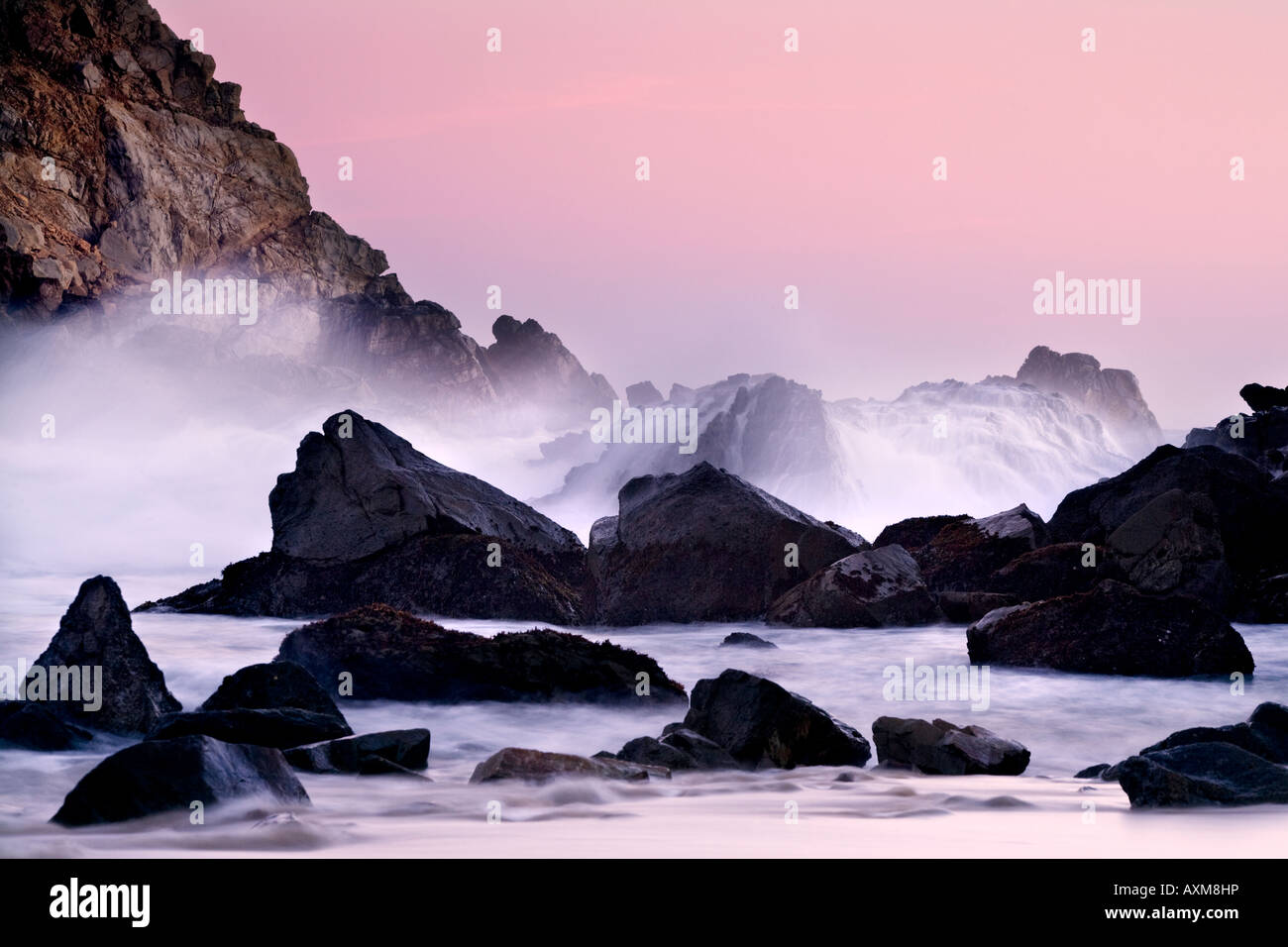 Bel tramonto a Julia Pfeiffer Burns State Park a Big Sur in California che domina il pacifico Foto Stock