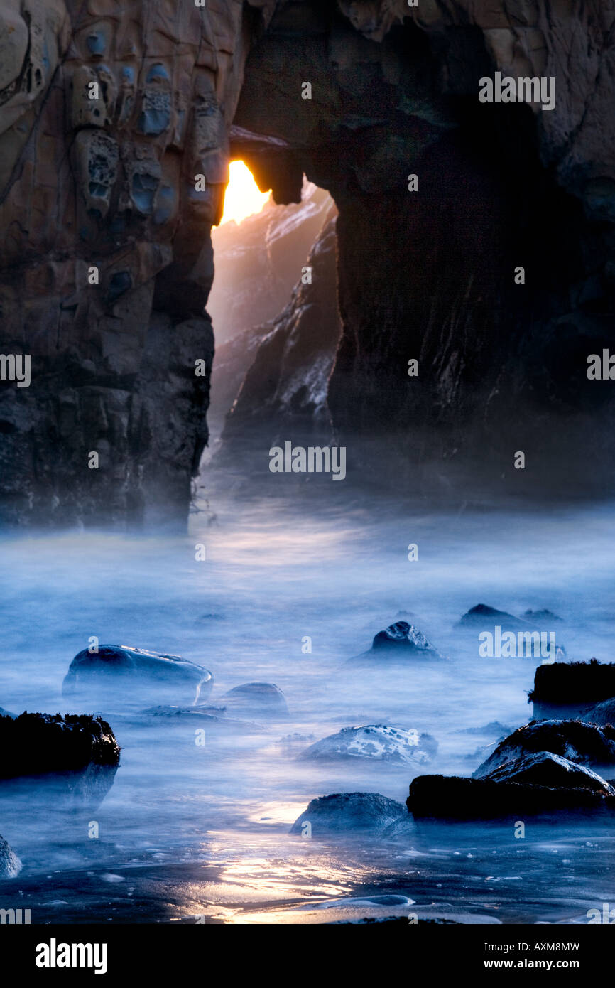 Arco di roccia al tramonto a Julia Pfeiffer Burns State Park a Big Sur in California che domina il pacifico Foto Stock