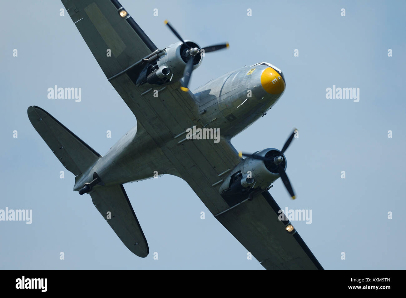 Il vecchio aereo Douglas DC-3 Dakota (C-47) in volo durante un francese airshow vintage in La Ferte Alais Foto Stock