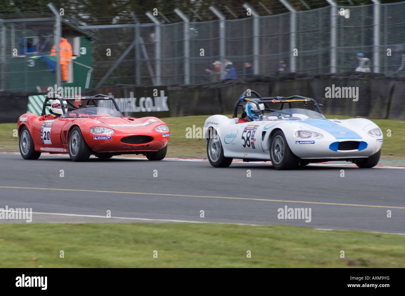Due Ginetta G20 Pozzetto aperto Sports Racing Cars ad Oulton Park motore circuito di gara Cheshire England Regno Unito Foto Stock