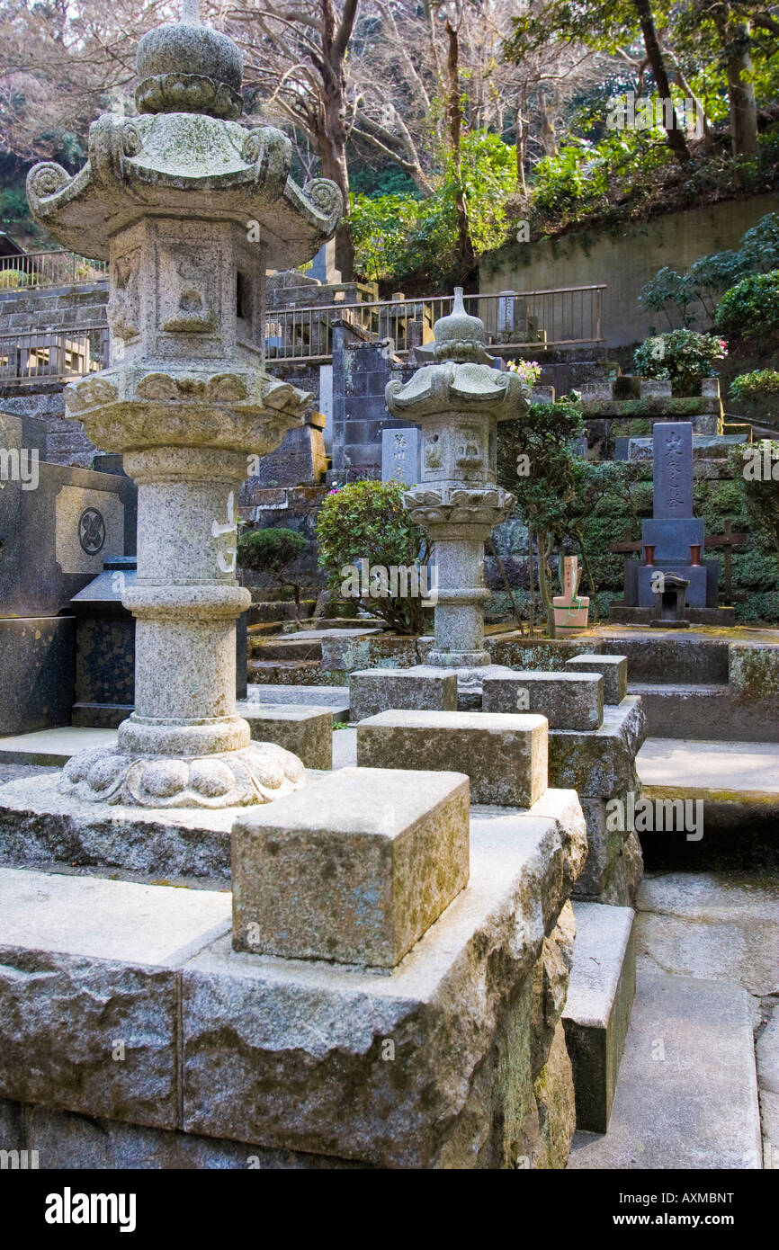 Tombe nel cimitero giapponese tenute in Engakuji Zen tempio buddista a Kamakura Giappone Foto Stock