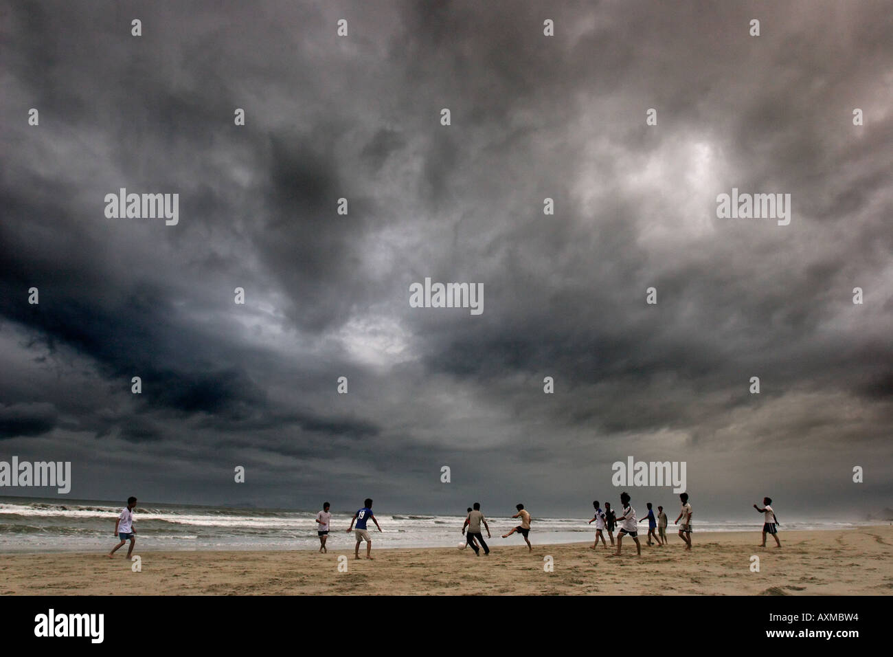 Giocare a calcio sulla spiaggia di Cina, Vietnam Foto Stock