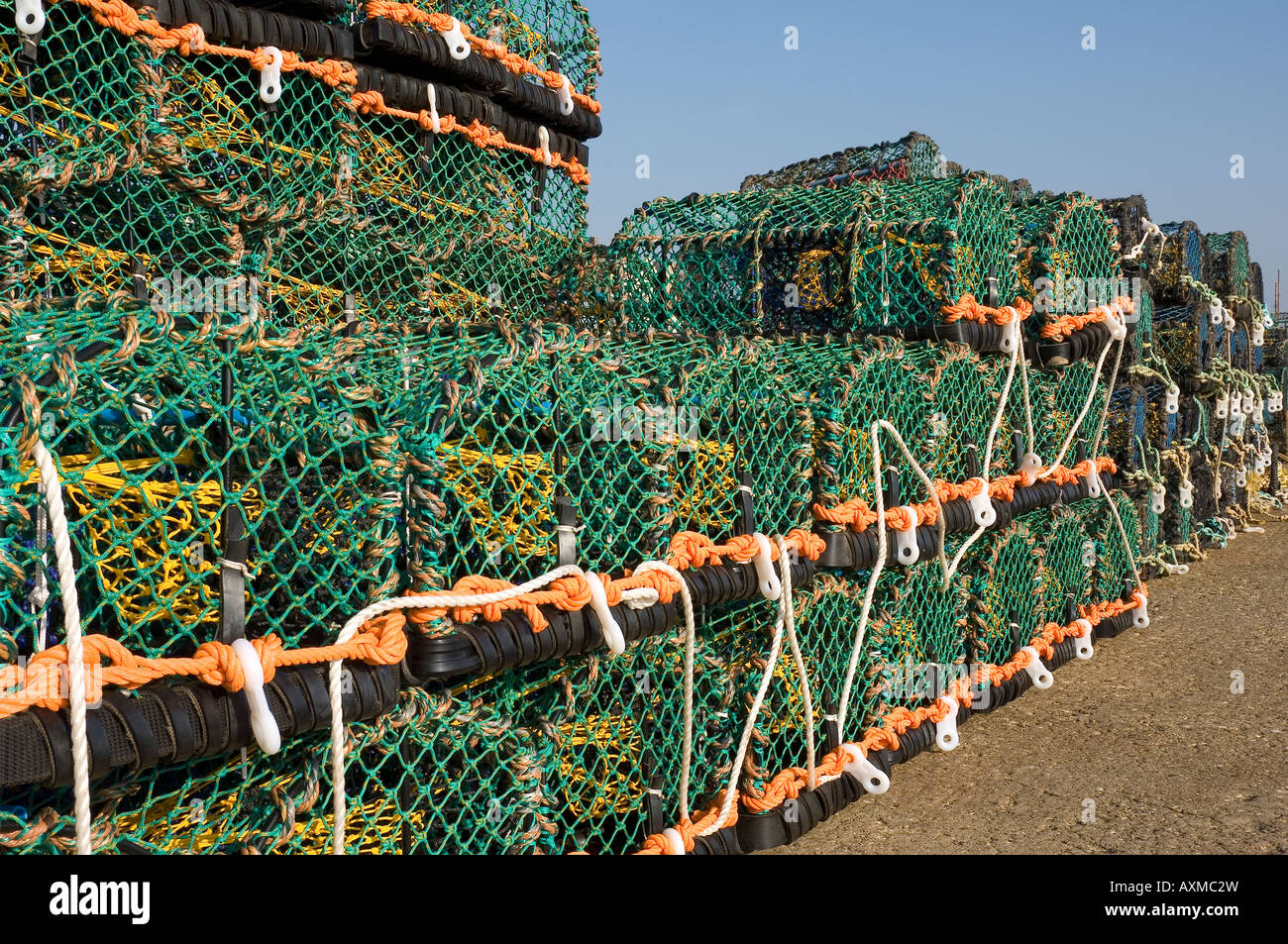 Pentole di granchio di aragosta impilate intrappolano l'attrezzatura da pesca sopra quayside primo piano Inghilterra Regno Unito GB Gran Bretagna Foto Stock