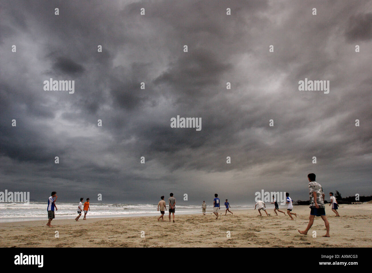 Giocare a calcio sulla spiaggia di Cina, Vietnam Foto Stock