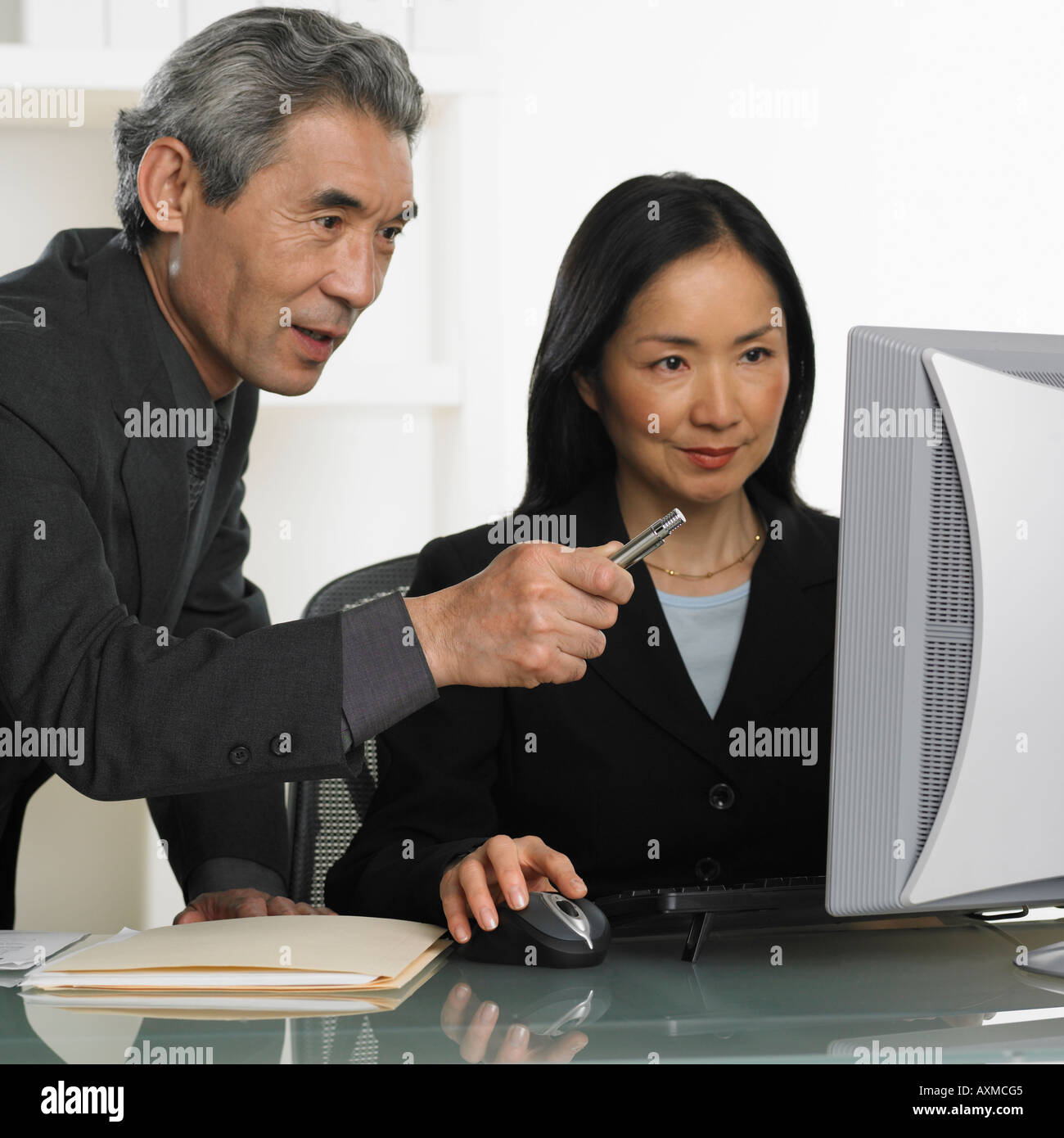 Asian imprenditore e imprenditrice al computer Foto Stock