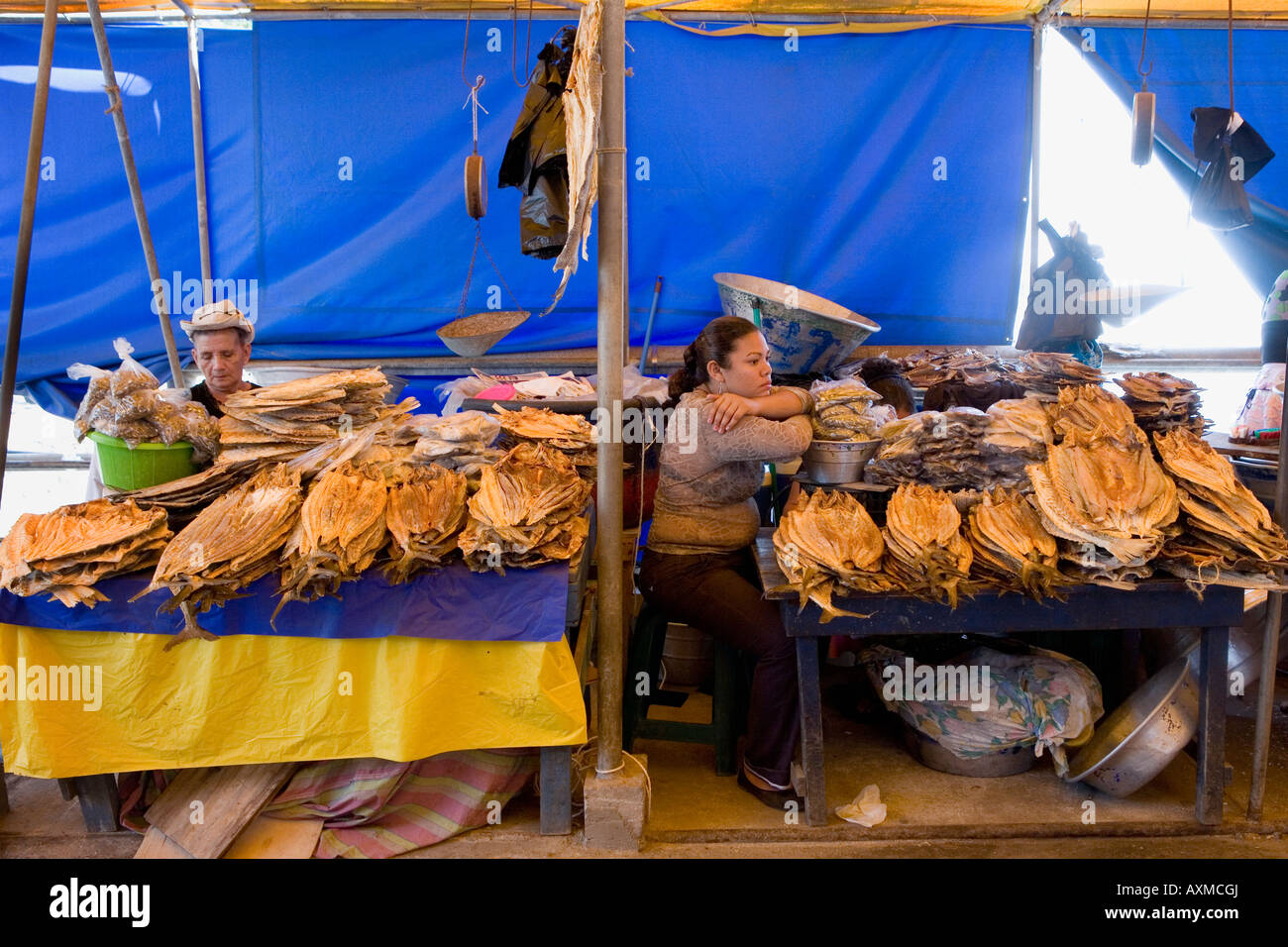 Le donne vendono pesce essiccato sul mercato molo di villaggio di pescatori di La Libertad sulla costa del Pacifico in El Salvador Foto Stock