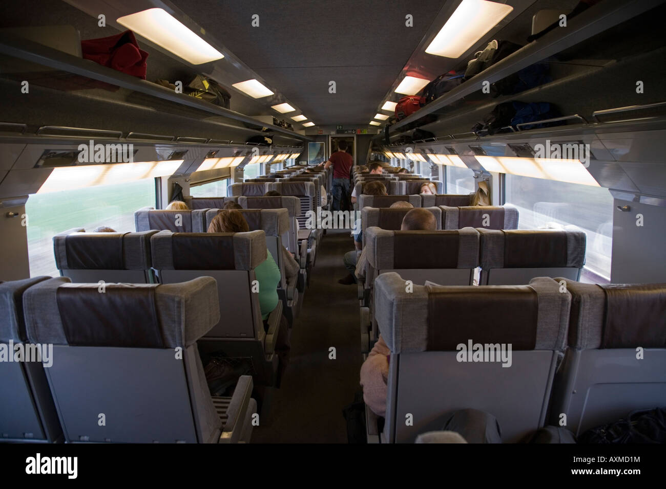 Interno della carrozza del treno sul servizio Eurostar a Parigi e a Bruxelles attraverso il tunnel sotto la Manica Foto Stock