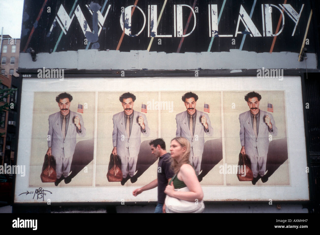 Un annuncio di sacha baron cohen s film Borat sul lato della chiusura di un negozio a New York City Foto Stock