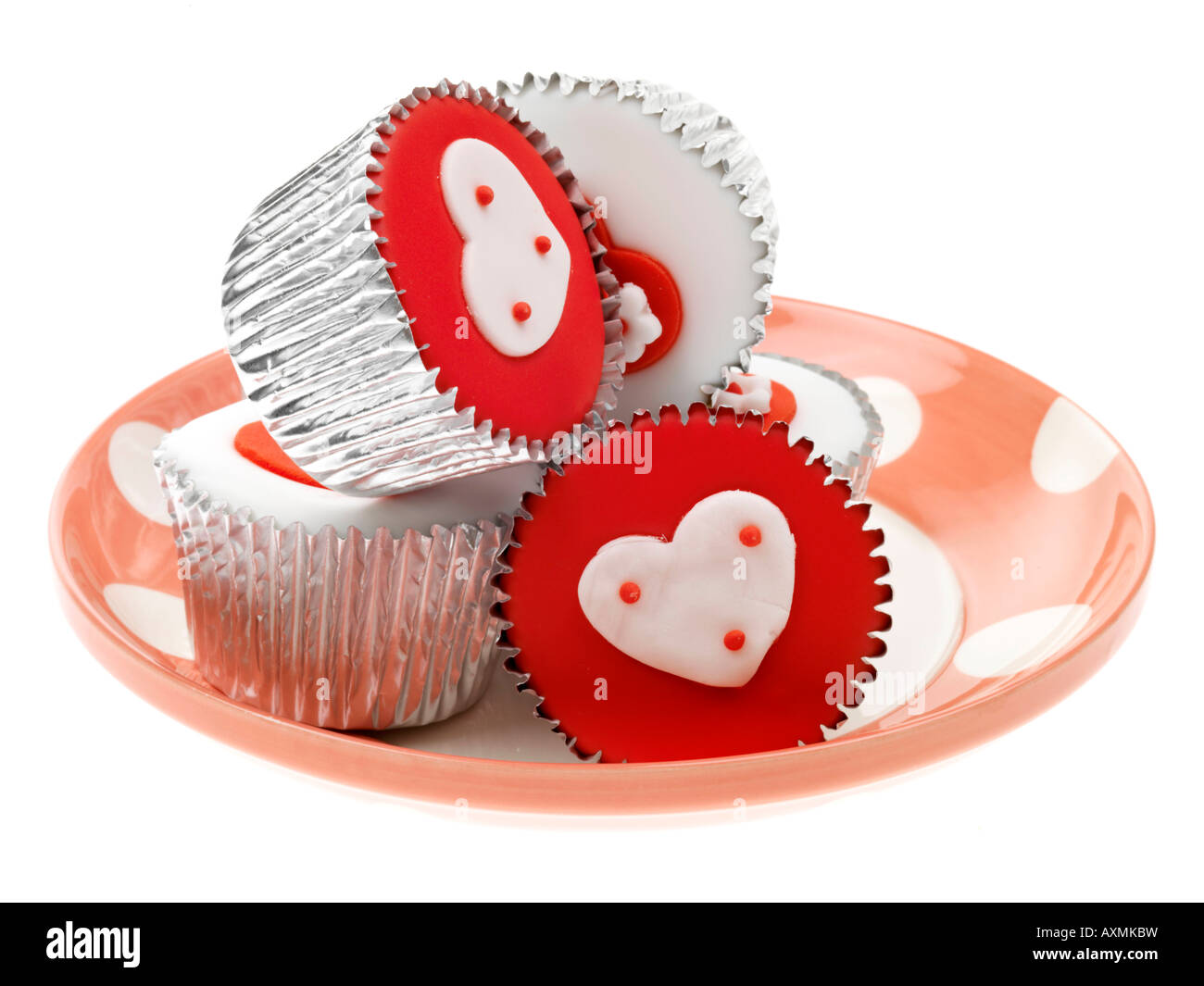 Pane appena sfornato e ghiacciata Novità singoli il giorno di San Valentino amore tortine isolato sfondo bianco con un tracciato di ritaglio e nessun popolo Foto Stock