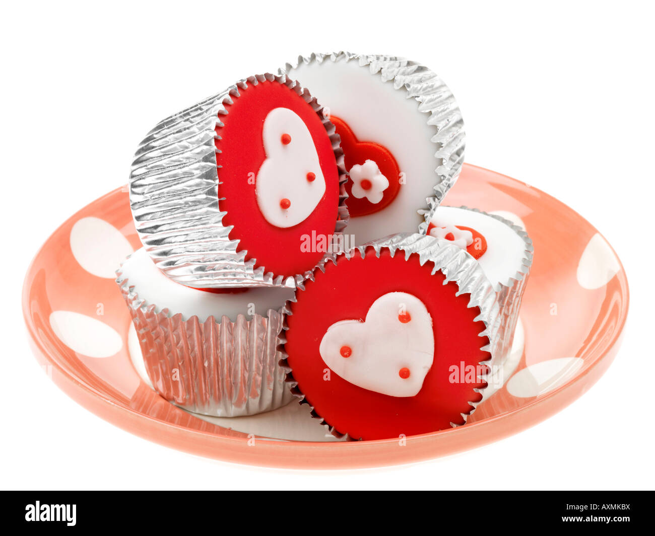 Pane appena sfornato e ghiacciata Novità singoli il giorno di San Valentino amore tortine isolato sfondo bianco con un tracciato di ritaglio e nessun popolo Foto Stock