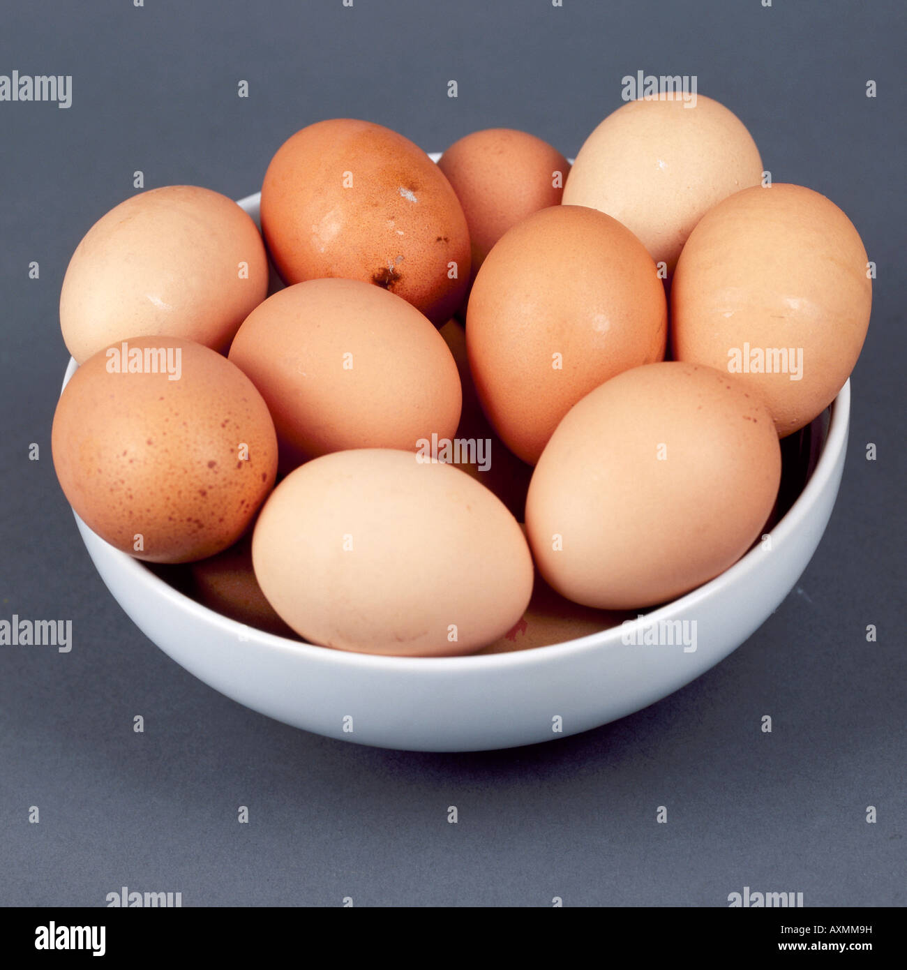 Ciotola di Cotte Fresche senza intervallo le uova organiche contro uno sfondo grigio con n. di persone Foto Stock