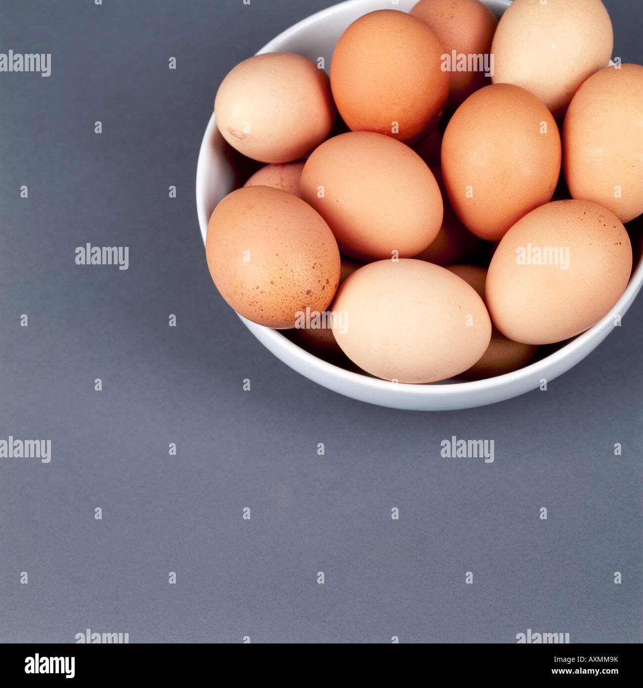Ciotola di Cotte Fresche senza intervallo le uova organiche contro uno sfondo grigio con n. di persone Foto Stock