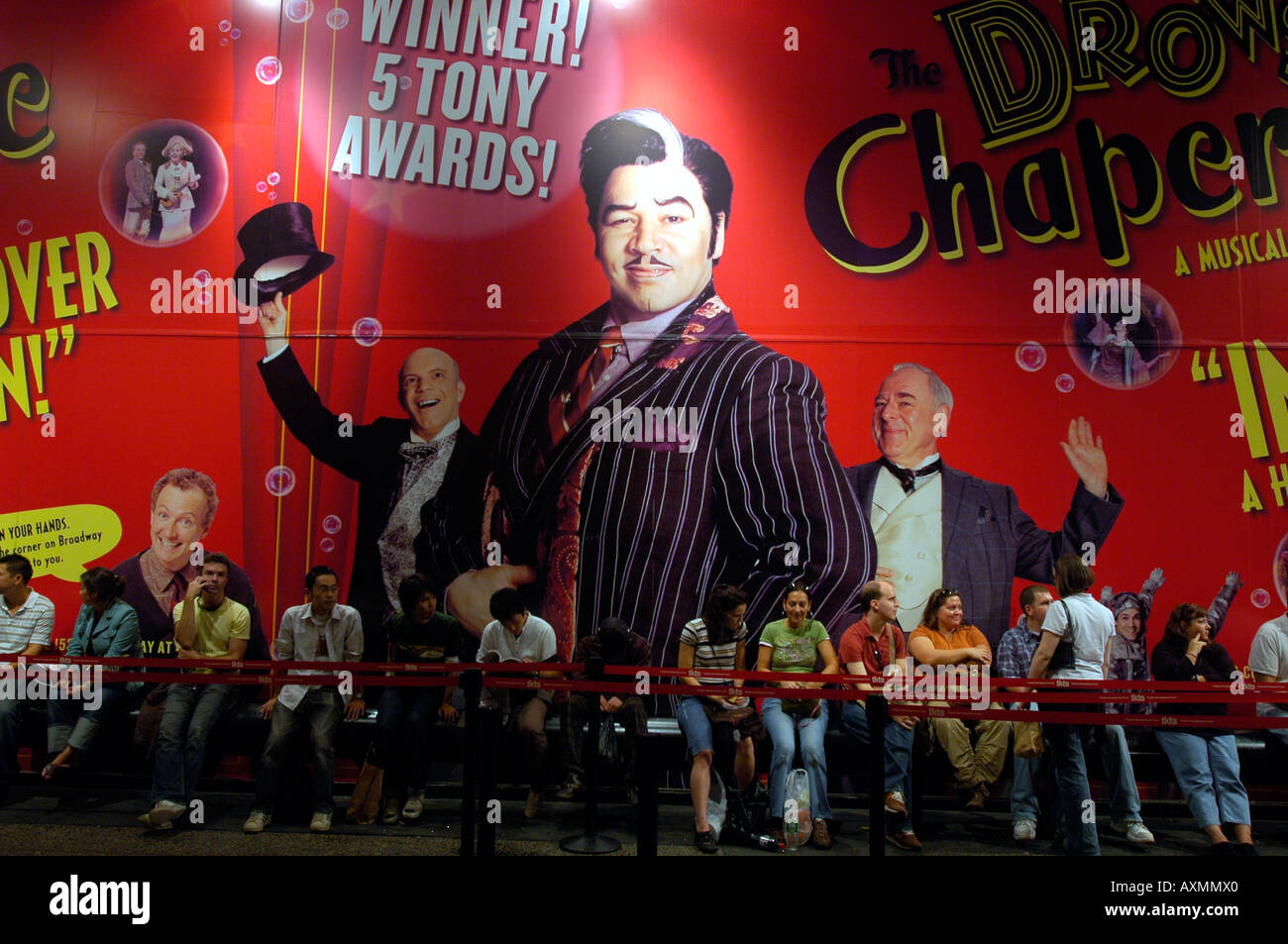 Theatergoers attendere al di fuori della TKTS ticket booth in Times Square Foto Stock