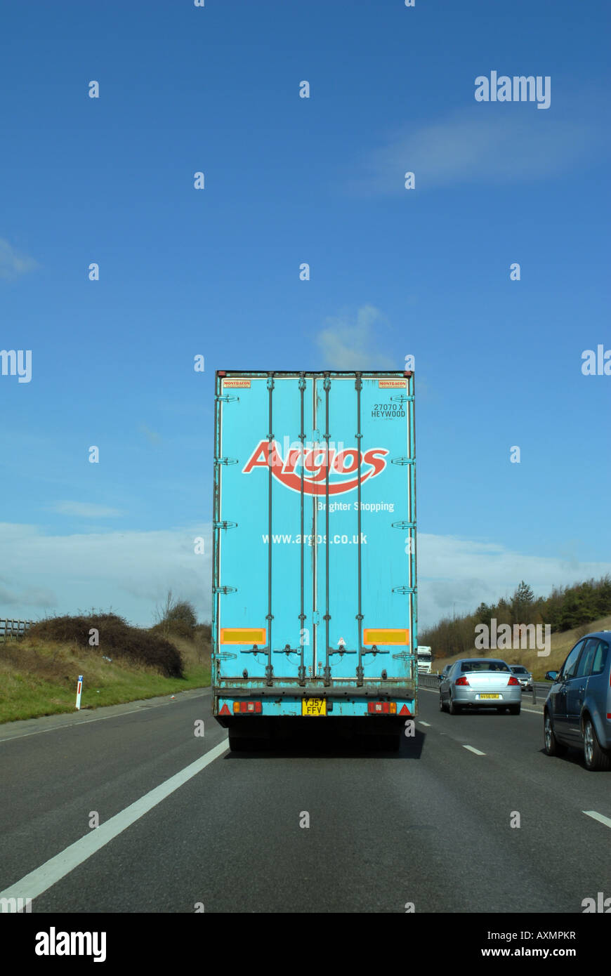 Argos camion su strada facendo le consegne Foto Stock