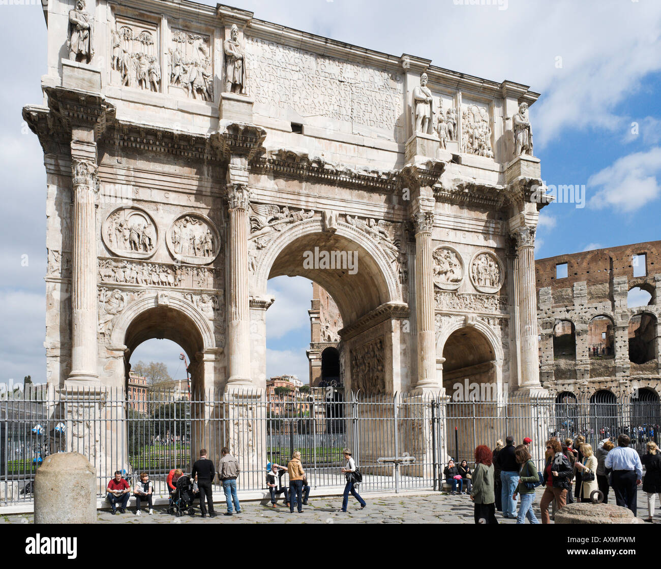 Arco di Costantino con il Colosseo dietro, il centro storico di Roma, Italia Foto Stock