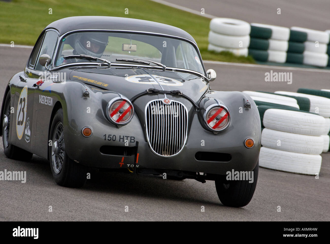 1959 la Jaguar XK 150 FHC durante il GRRC Sprint a Goodwood, Sussex, Regno Unito. Foto Stock