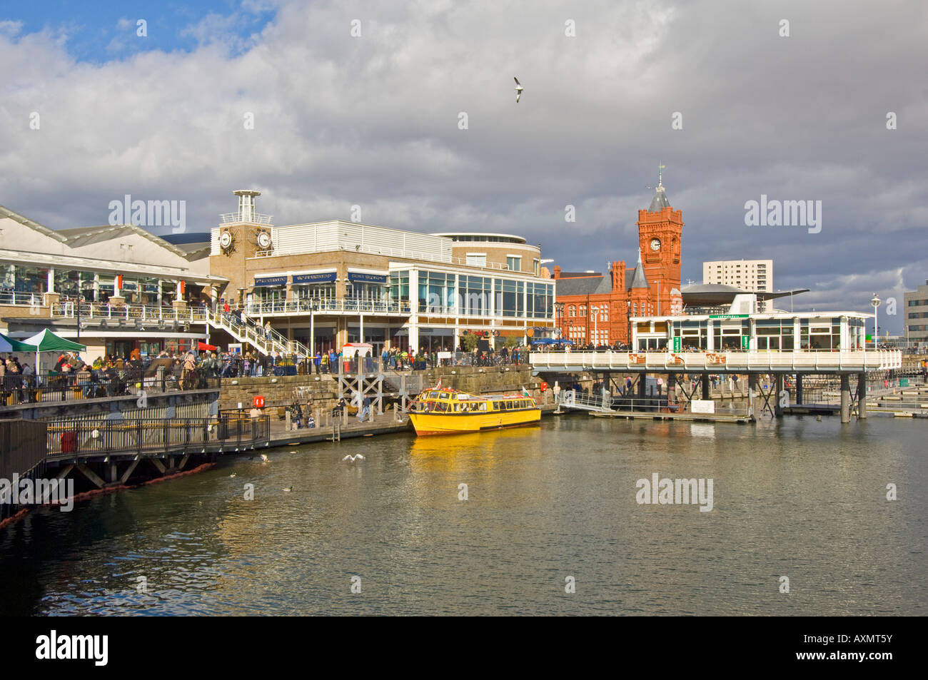 La zona centrale di Cardiff Bay (Mermaid Quay) - una rigenerata commercializzato area a sud di Cardiff con l'Edificio Pierhead. Foto Stock